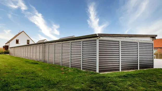 PLAN carport- og garageanlæg med beklædning i malet stålklink