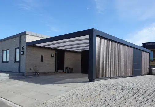 Stor KUBIC carport monteret på huset – plads til 2 biler og trailer