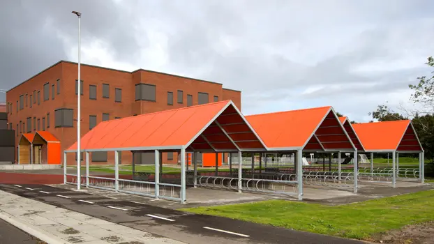 PEAK cykelparkering pulverlakeret orange på taget. Plads til 700 cykler