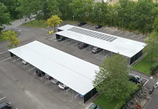 Solpaneler monteret på taget af stort PLAN carport- og garageanlæg