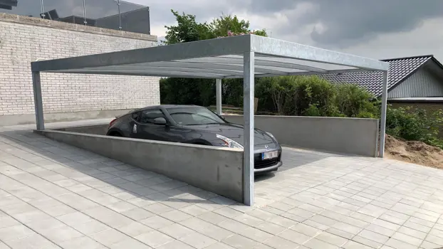 UNA carport i dansk design tilpasset til mur