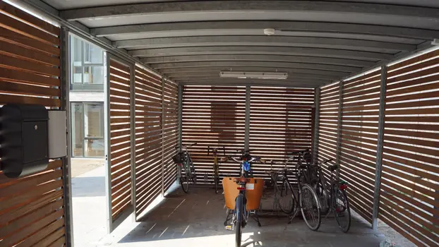 Cykelparkering set indefra. Beklædning i vandrette lameller i Cumaru træ