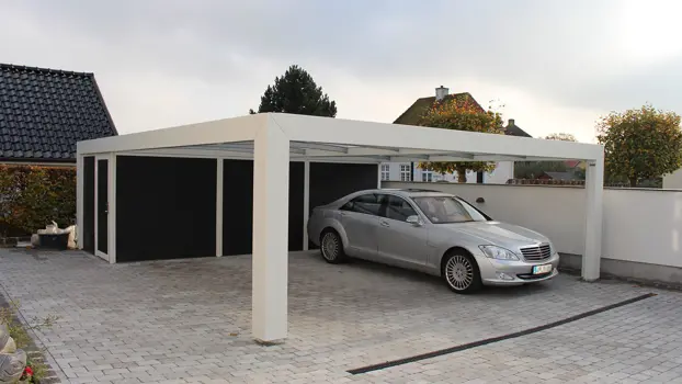Hvidlakeret KUBIC funkis carport med redskabsrum. Plads i carporten til 2 biler