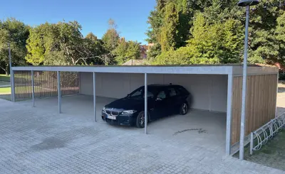 UNA Carportanlaeg Med Lameller Sedumtag Og Brandvaegge Mod Naboen