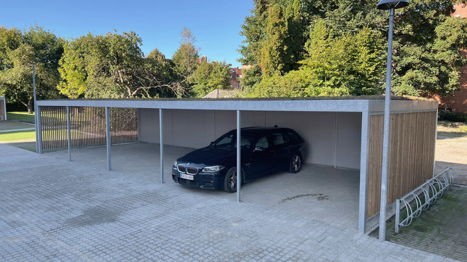 UNA Carportanlaeg Med Lameller Sedumtag Og Brandvaegge Mod Naboen