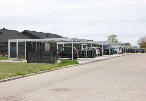 UNA carporte på række med brandsikkert tag og beklædning