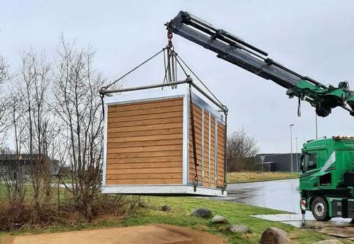 SOLA redskabsrum ved at blive kranet på plads