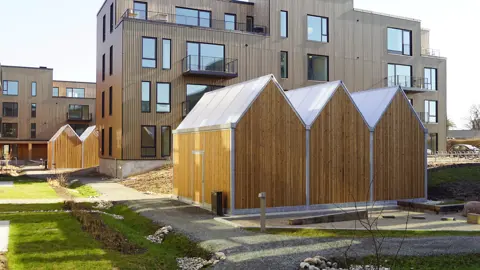 PEAK lukkede cykeloverdækninger i to etager med lamelbeklædning