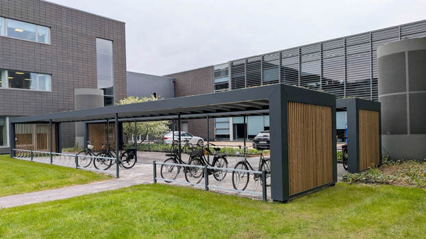 2 KUBIC cykelparkeringer med grønt tag hos Novo Nordisk