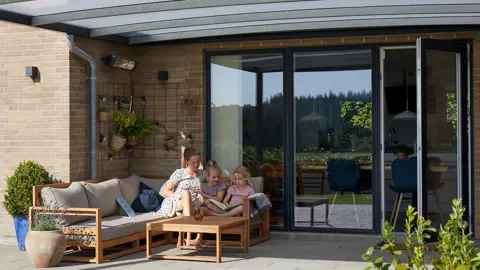 Varmekilde i udestuen eller på den overdækkede terrasse