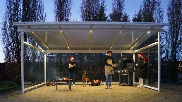 Grill julestegen under en fritstående overdækket terrasse