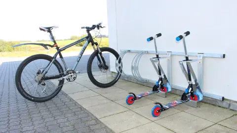 Cykelholder og løbehjulsholder til familiens cykler og løbehjul