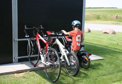 Cykelholdere til hele familien monteret på UNA carport. Nem parkering
