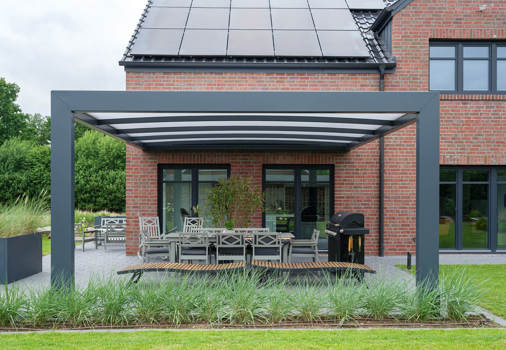 KUBIC terrasseoverdækning pulverlakeret antrasitgrå som matcher vinduer og døre