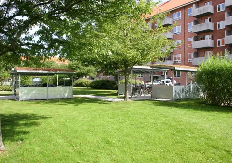 Cykeloverdækninger med sedumtag til gårdmiljø i boligforening