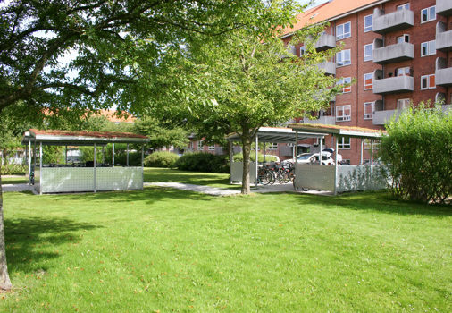 Cykeloverdækninger med sedumtag til gårdmiljø i boligforening