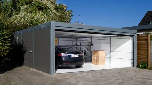 UNA garage med beklædning i Isopanel – grå på ydersiden og hvid på indersiden