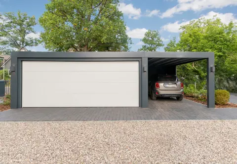 KUBIC garage og carport i samme løsning med sedum på taget