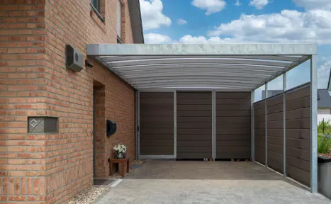 UNA væghængt carport i galvaniseret stål – beklædning i komposit