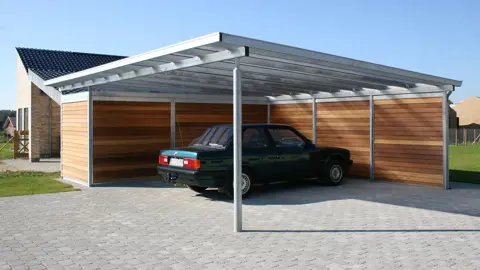 Stor PLAN carport med redskabsrum i siden af carporten. Sidebeklædning i mahogni