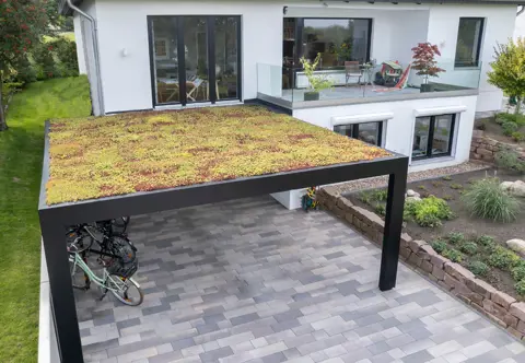 KUBIC væghængt carport med sedum giver en flot udsigt fra 1. sal