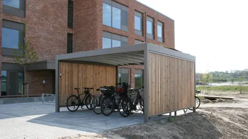 Cykelparkering Pulverlakeret Mode UNA Med Lodrette Lameller Og Sedumtag