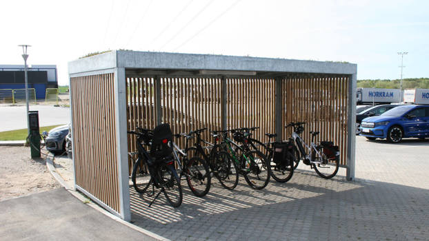 UNA cykeloverdækning med trælameller og sedumtag