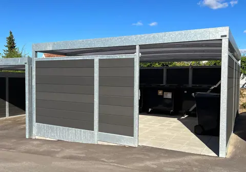 UNA containerskur med beklædning i komposit