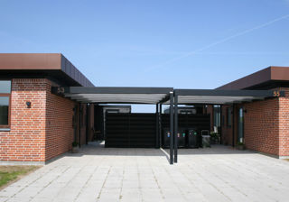 Sortlakerede UNA Carporte Monteret Mellem To Huse