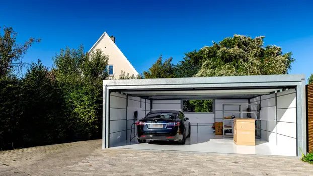 Stor UNA garage med beklædning i Isopanel og vindue. Plads til andet end bilerne