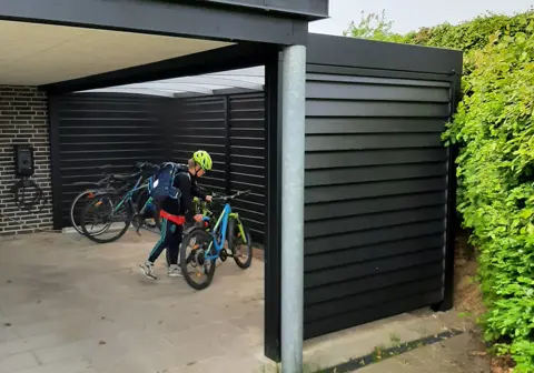 UNA cykeloverdækning med Easy Plank beklædning – nem adgang til cyklerne