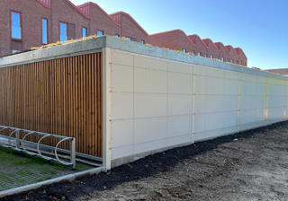 UNA Carportanlaeg Med Lameller Sedumtag Paa Toppen Og Brandvaegge