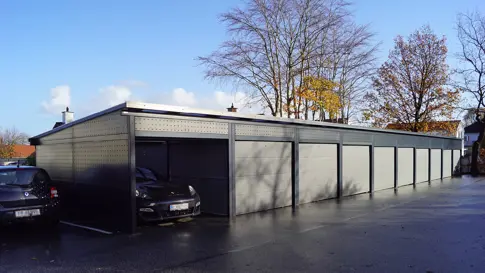 PLAN Garageanlaeg Med Ledhejseporte Beklaedning Pulverlakeret Hulplade