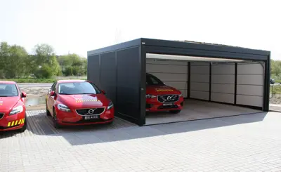 UNA Garage Med Sedumtag Til Udrykningskoeretoejer