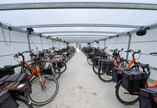 Stort cykelskur til hjemmeplejens elcykler med nem adgang