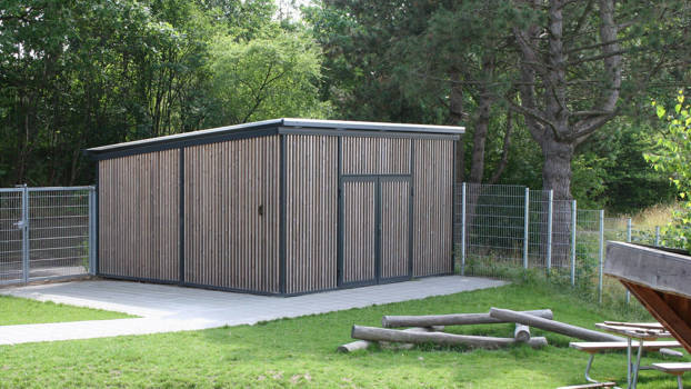 25 m2 skur med lodrette lameller til opbevaring af legetøj og cykler