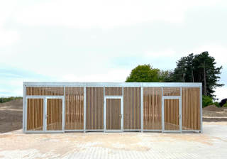 UNA Overdaekning Med 3 Rum I En Konstruktion Med Traelameller