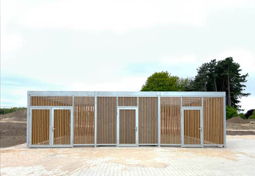 UNA overdækning med 3 rum i én konstruktion med trælameller