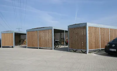 UNA Cykeloverdaekning I Galvaniseret Staal Med Traelameller Og Sedumtag 3