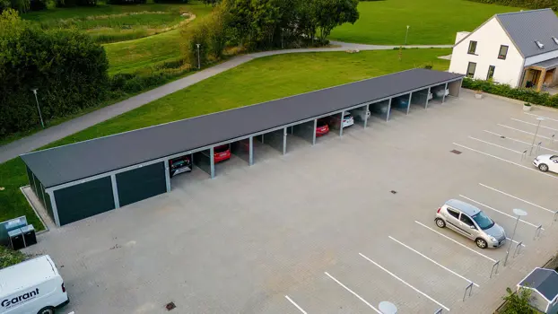 PLAN carportanlæg med 11 carporte og 2 garager