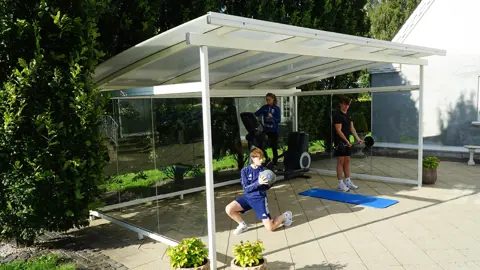 ELIPSE Overdaekket Terrasse Med Sider Plads Til Traening I Det Fri