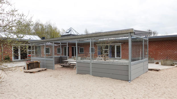 PLAN overdækning af sandkasse, hvor børnene kan lege uanset vejret.