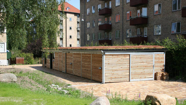 Stor 80 m² overdækning i model PLAN med sedum på taget og lamelbeklædning.