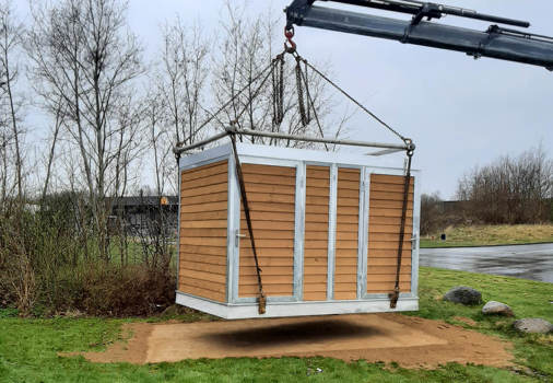 SOLA redskabsrum kranes på plads på klargjort sandpude