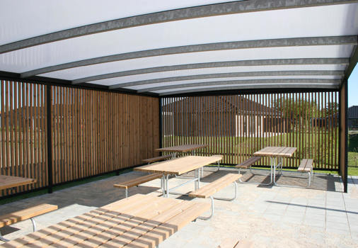 UNA sortlakeret loungeoverdækning med lodrette lameller som flot finish – set indefra