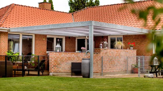 Overdækket terrasse i stål – ekstra uderum til alle årstider