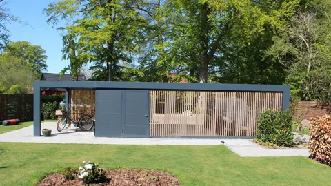 KUBIC carport med skur og bagudoverdækning. Afskærmning mod haven