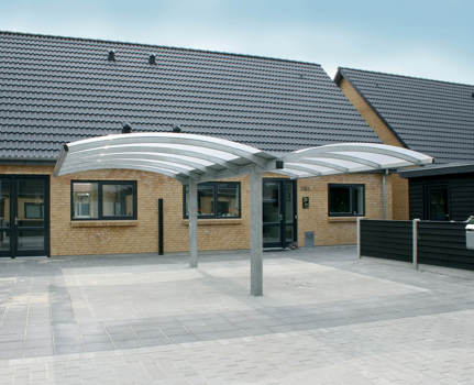 EAGLE carport med svævende buer – perfekt som delecarport.