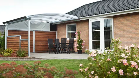 ELIPSE Overdaekket Terrasse Staal Vaeghaengt Med Beklaedning Og Sejl