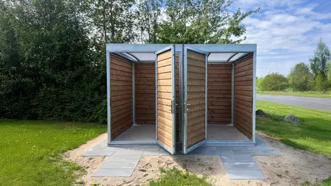 SOLA redskabsrum med betonfundament